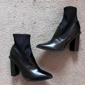 MISSGUIDED “SOCK” BOOTIE-SIZE 9
